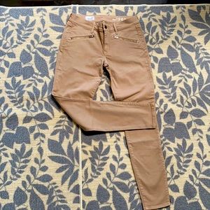 Gap legging jean.Size 27R. Zipper fly with button closure. Zipper at ankle.Khaki